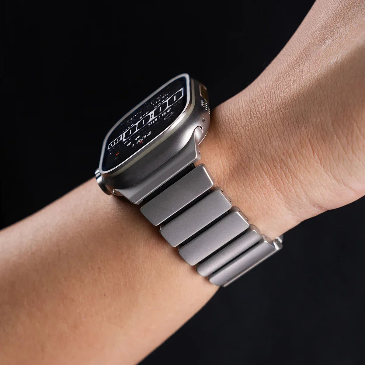 Titanium Magnetic Bracelet Strap – Compatible with Apple Watch